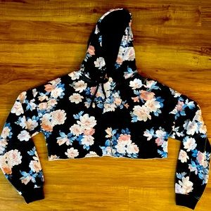 Flower printed, crop top sweater. Great condition and super comfortable